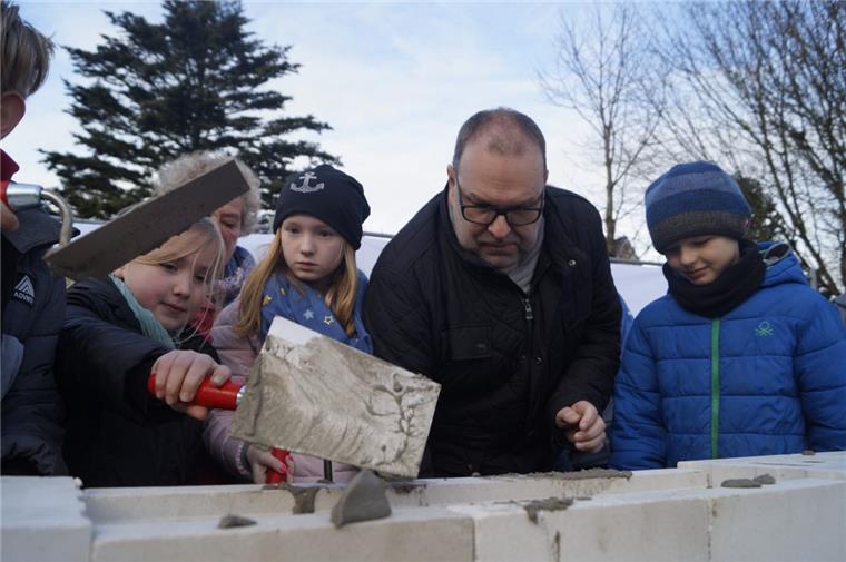 Langen: Schüler legen Grundstein für neue Mensa am Hinschweg Die Grundschüler legten den Grundstein für die neue Mensa am Hinschweg - gemeinsam mit Bürgermeister Thorsten Krüger (SPD).