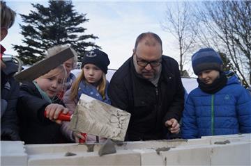 Die Grundschüler legten den Grundstein für die neue Mensa am Hinschweg - gemeinsam mit Bürgermeister Thorsten Krüger (SPD).