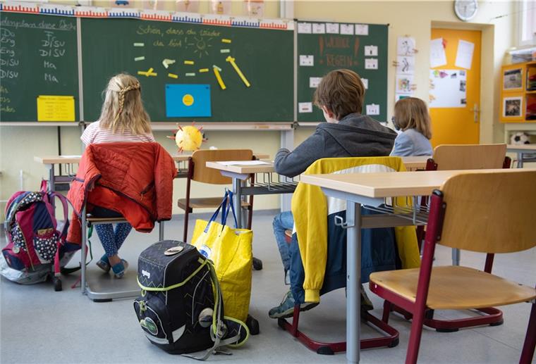 Grundschüler zurück auf die Schulbank und Fußballer auf den Rasen Die Grundschule soll im Land Bremen wieder starten - mit Abstand und in kleineren Klassenverbänden. (Symbolbild)