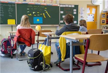 Die Grundschule soll im Land Bremen wieder starten - mit Abstand und in kleineren Klassenverbänden. (Symbolbild)