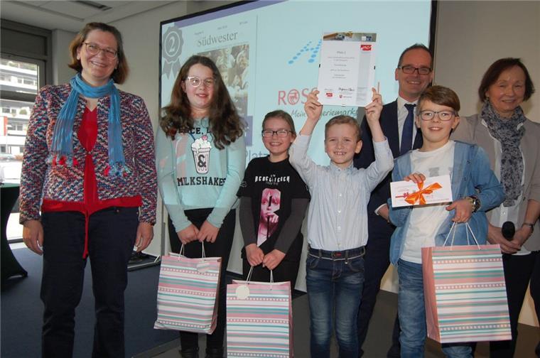 Schülerreporter aus Nordenham bei Wettbewerb vorn dabei Die Grundschule Süd landete mit ihrer Zeitung „Südwester“ auf dem zweiten Platz in der Kategorie Grundschulen (Foto). Die Oberschule 1 gewann gleich zwei Preise. Zu den ersten Gratulanten zählte Kultusminister Grant Hendrik Tonne (rechts).
