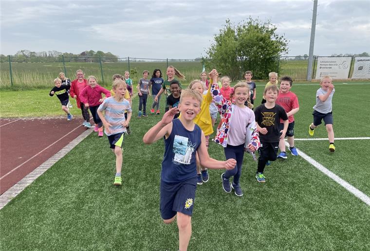 Butjadinger Kinder laufen 1219 Runden für die Flüchtlingshilfe Die Grundschulkinder liefen auf dem Sportplatz in Burhave Runde um Runde, um den Flüchtlinge aus der Ukraine zu helfen. Am Ende stand eine stolze Zahl unter dem Strich.