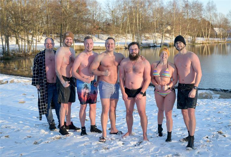 Die Gruppe nimmt sich sogar noch die Zeit für ein Foto nach dem Eisbaden am Sieverner See (von links): Kevin Dworatzek, Darian Loomis, Florian Obst, Joschka Traue, Maurice Meyer, Miriam und Stephan Hinz.