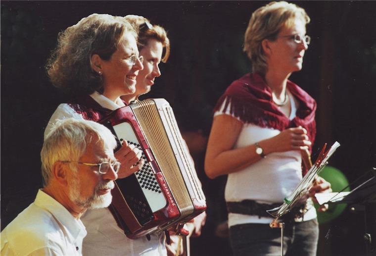 Am Sonntag wieder Mahnwache auf dem Nordenhamer Marktplatz Die Gruppe Seewind spielt am Sonntag auf dem Nordenhamer Marktplatz Friedenslieder.