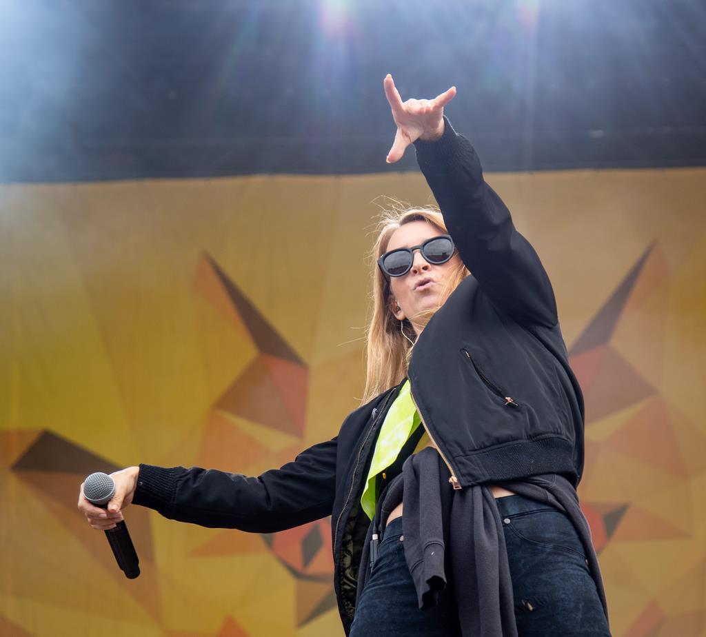 Die Guano Apes mit Sängerin Sandra Nasić auf der Water Stage des Deichbrand-Fest...