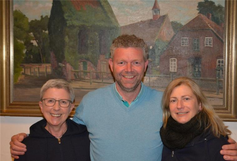 Nach Eklat: Eckwarden will Bürgerverein nicht aufgeben Die gute Laune auf diesem Bild trügt. Vorsitzender Jannes Bergsma, Schriftführerin Sophia Hoche (links) und Kassenwartin Michaela Emmert wollen für den Bürgerverein in Eckwarden nicht wieder kandidieren. Das gilt auch für Cord Siefken, der dem Vorstand ebenfalls angehört.