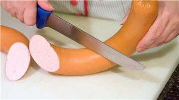 Die „Gut&Günstig Delikatess Geflügel-Fleischwurst“ in der 400-Gramm-Packung wurde bei der Herstellung teilweise nicht erhitzt. (Symbolbild)