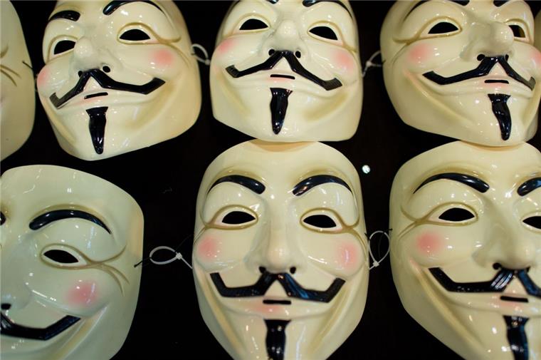 Extremisten im Internet: Soziale Netzwerke dienen als Einfallstore Die Guy-Fawkes-Maske ist aus dem Film „V wie Vendetta“ bekannt und das Markenzeichen der Anonymous-Bewegung. Allerdings tarnen sich auch Rechte unter dem Anonymous-Deckmantel, um Aufmerksamkeit zu bekommen.