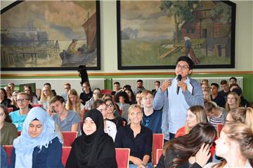 Die Gymnasisaten aus Nordenham hatten clevere Fragen an die Bundestagskandidaten.
