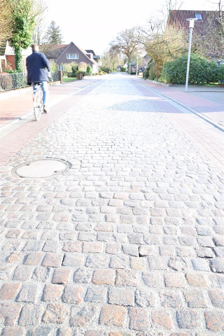Die Haaßeler Straße in Selsingen ist in den vergangenen Monaten komplett erneuert worden. Das Natursteinpflaster ist charakteristisch für die rund 280 Meter lange Strecke. 