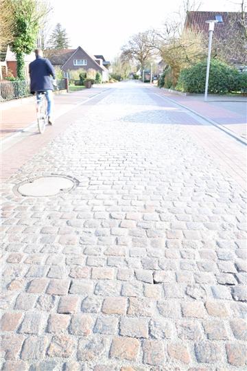 Die Haaßeler Straße in Selsingen ist in den vergangenen Monaten komplett erneuert worden. Das Natursteinpflaster ist charakteristisch für die rund 280 Meter lange Strecke. 