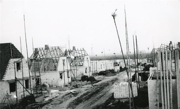 Die Häuser der Industriesiedlung wurden wurden zwischen 1937 und 1939 gebaut. Sie unterschieden sich nur in kleinen Details und wurden mit ihrer Fassade parallel zur Straße errichtet. 