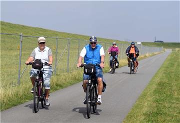 Die Hafenmanagementgesellschaft Bremenports lädt am Sonntag, 12. September, dazu ein, die Luneplate mit dem Fahrrad zu erkunden. 