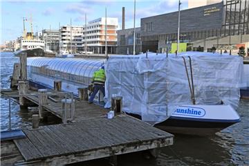 Die Hafenrundfahrt-Barkasse "Lady Sunshine" wird im Neuen Hafen in Bremerhaven renoviert. Der Steuerstand wird erneuert.