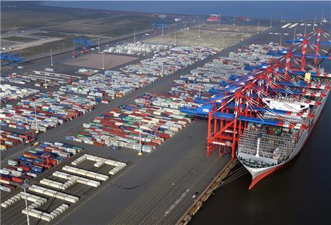 Die Hafenwirtschaft in Bremen und Bremerhaven betrachtet den Jade-Weser-Port in Wilhelmshaven inzwischen als Millionengrab. Sie stellt die Beteiligung des Landes Bremen infrage.
