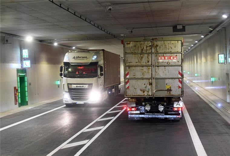 Lkw fahren in den Tunnel