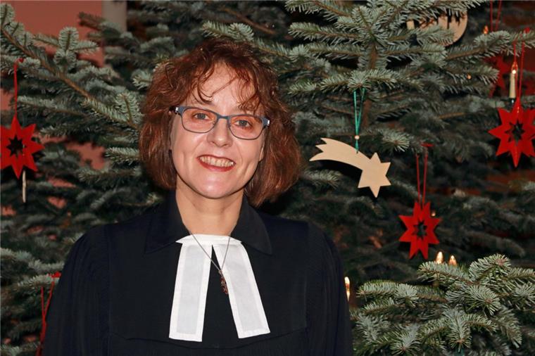 So stressig ist Weihnachten für Pastorinnen und Pastoren im Cuxland Die Hagener Pastorin Ute von Stuckrad-Barre ist eine von drei Geistlichen, die heute Abend Gottesdienste an sieben verschiedenen Orten halten.