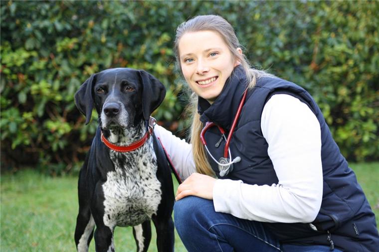 So funktioniert der tierärztliche Notdienst im Cuxland Die Hagener Tierärztin Karin Mutz – hier mit Hund Benno – erläutert, wie der Notdienst im Cuxland organisiert ist.