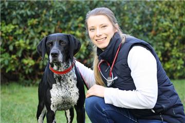 Die Hagener Tierärztin Karin Mutz – hier mit Hund Benno – erläutert, wie der Notdienst im Cuxland organisiert ist. 
