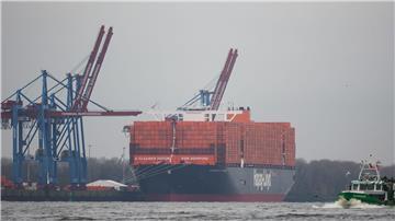 Die „Hamburg Express“ von Hapag-Lloyd fährt künftig das Containerterminal in Wilhelmshaven an. (Archivbild) 