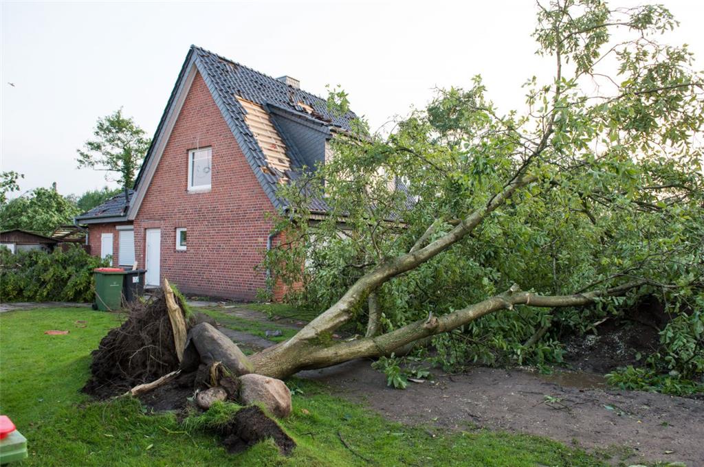 Die Hamburger Feuerwehr hat wegen des schweren Unwetters mit einer Windhose im O...