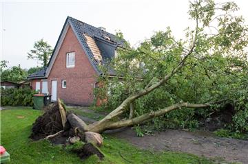 Die Hamburger Feuerwehr hat wegen des schweren Unwetters mit einer Windhose im O...