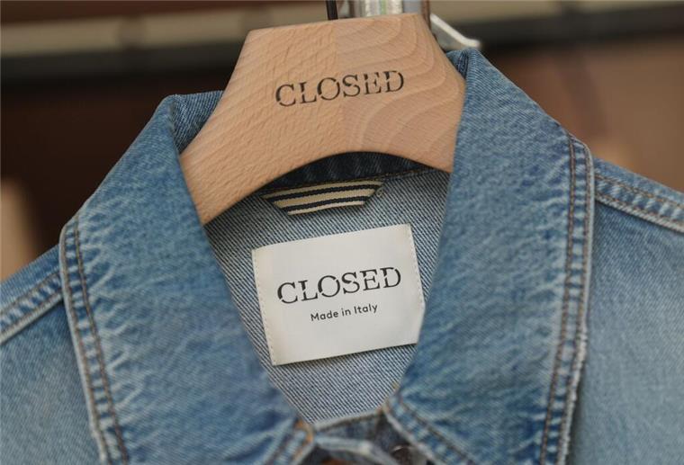  Das Markenlogo ist auf einem Kleidungsstück und einem Kleiderbügel in einem Schaufenster einer Filiale der Modemarke Closed in der Innenstadt zu sehen. 