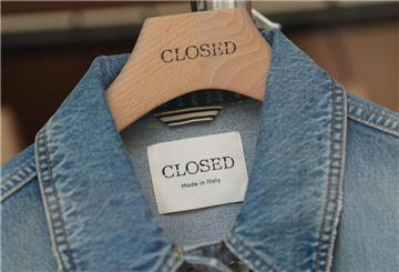  Das Markenlogo ist auf einem Kleidungsstück und einem Kleiderbügel in einem Schaufenster einer Filiale der Modemarke Closed in der Innenstadt zu sehen. 
