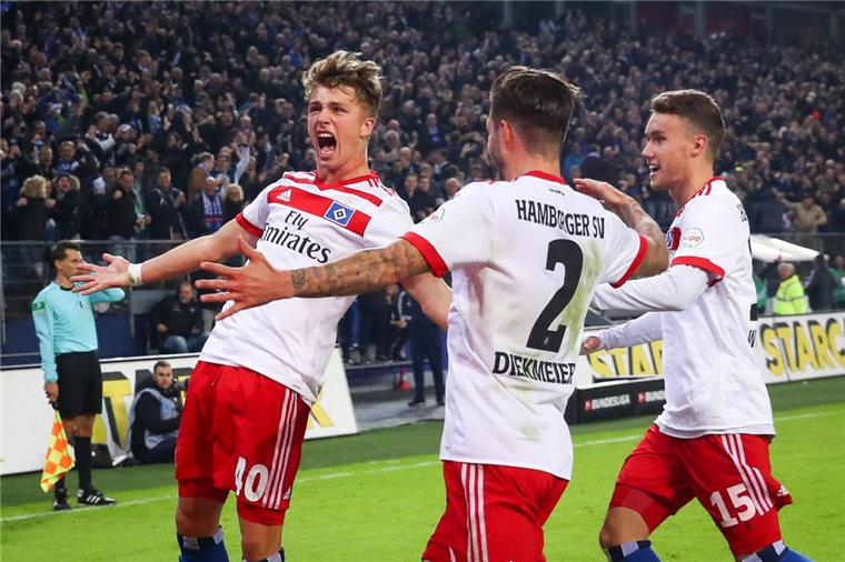 Bundesliga: Erster Sieg für Hamburger SV seit acht Spielen Die Hamburger Spieler jubeln.