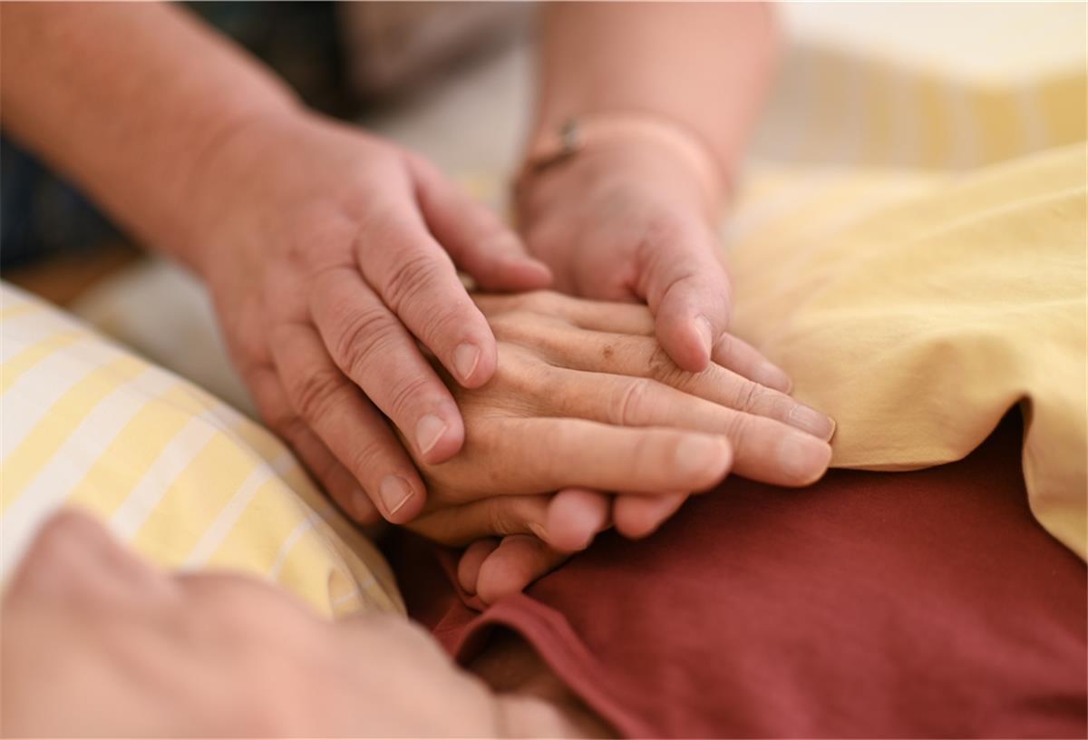 Corona: Herausforderung für Hospizmitarbeiter Die Hand eines sterbenden Menschen halten, einfach nur da sein: Für die Mitarbeiter des Ambulanten Hospizdienstes macht die Pandemie derzeit vieles unmöglich.