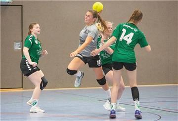 Die Handballerinnen aus Nordenham und Rodenkirchen (am Ball Astrid Eilers) bestreiten am Samstag ihre erste Partie.