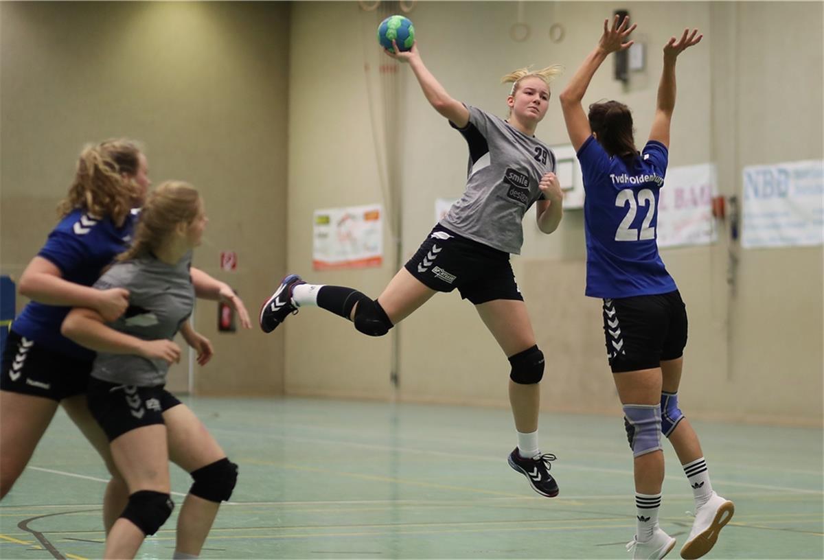 Die Handballerinnen der HSG Blexer TB/SV Nordenham (graue Trikots) dürfen wieder in Mannschaftsstärke trainieren.