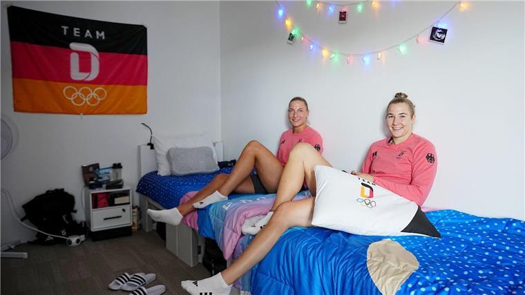 Eismaschine und Pappbetten: So wohnen die Olympia-Stars Die Handballerinnen Jenny Behrend und Katharina Filter teilen sich bei den Olympischen Spielen in Paris in Zimmer im deutschen Haus.