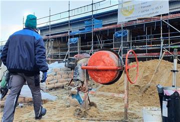 Die Handwerker auf der Baustelle für das neue Feuerwehrgerätehaus in Lintig haben alle Hände voll zu tun.