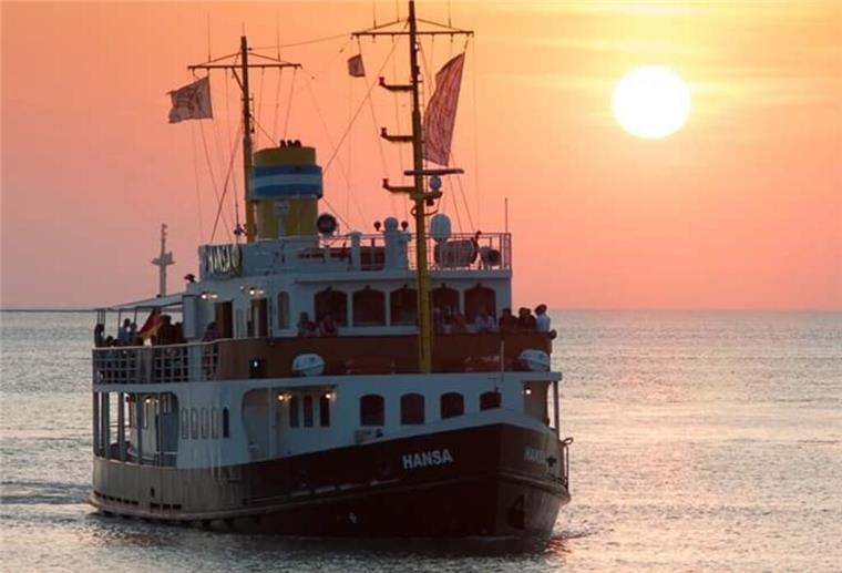 Die „Hansa“ bietet während der Maritimen Tage Panoramafahrten auf der Weser an.