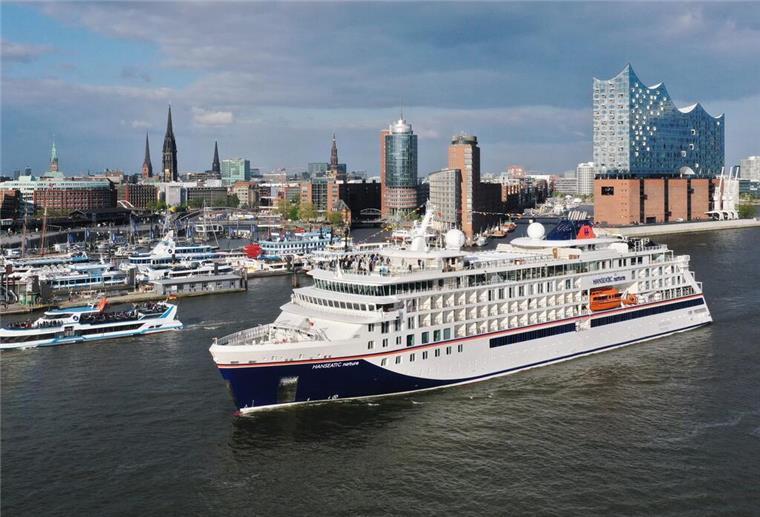 Diese Kreuzfahrt startet in Hamburg – und fährt bis mitten ins Herz von London Ein Schiff vor Hamburg, im Hintergrund ist die Elbphilharmonie zu sehen. Die „Hanseatic Nature“ startet im Oktober 2025 ab Hamburg zu drei außergewöhnlichen Routen. Highlights sind die friesischen Inseln, London per Themsefahrt und fünf europäische Länder in nur neun Tagen.