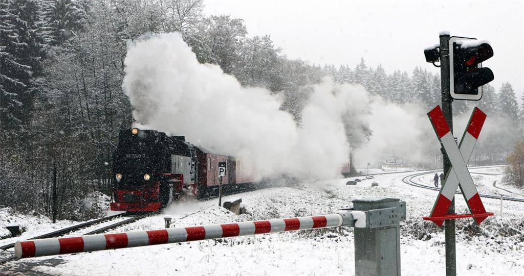 Die Harzer Schmalspurbahn fuhr heute durch eine weiße Winterlandschaft.