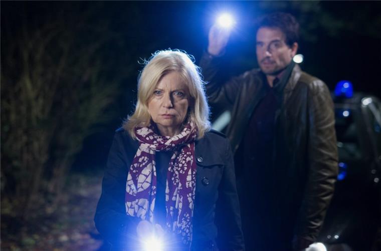 Die Hauptkommissare Inga Lürsen (Sabine Postel) und Stedefreund (Oliver Mommsen) suchen im Park nach Spuren.