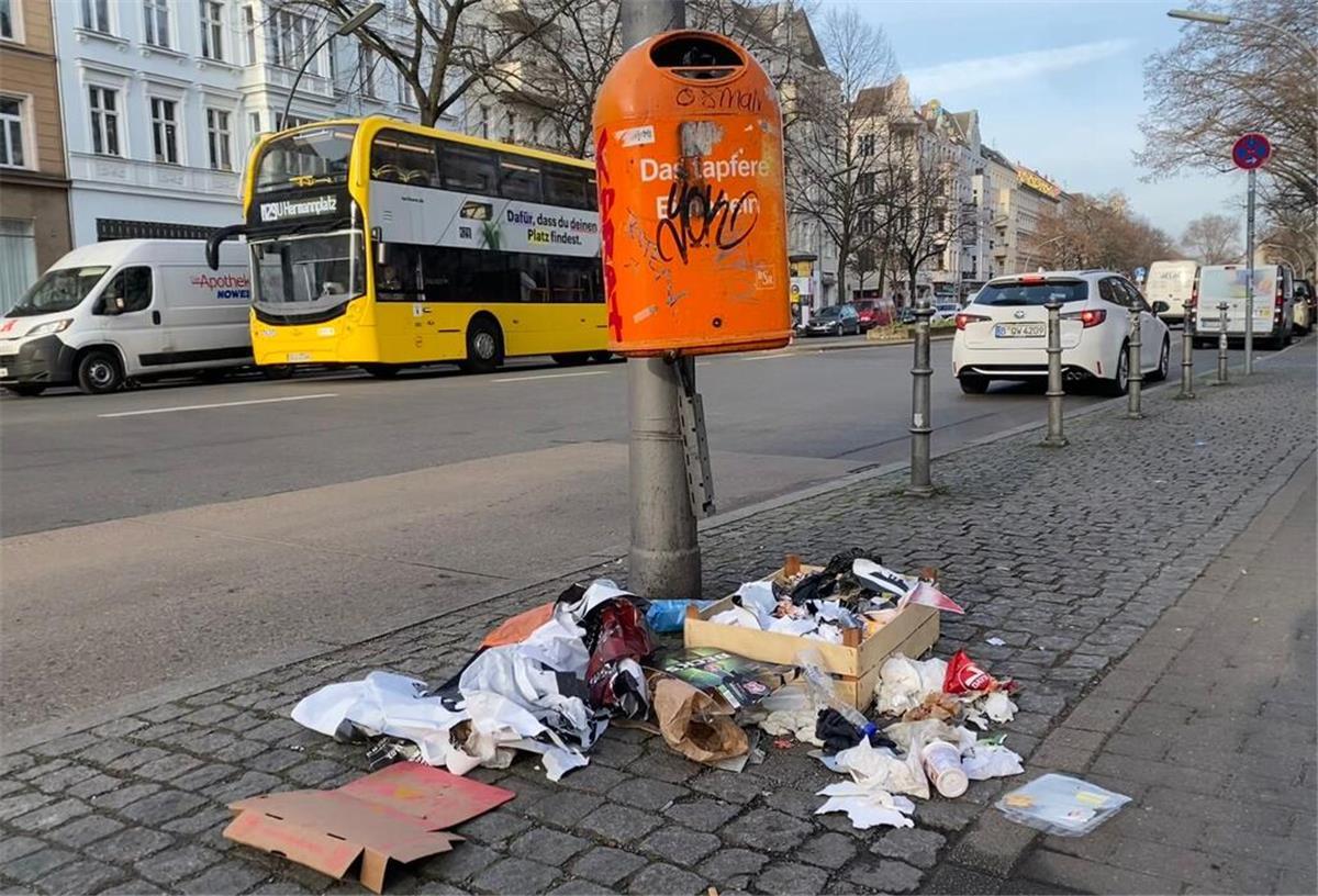 Müll liegt unter einem Mülleimer auf der Straße in Berlin-Kreuzberg.