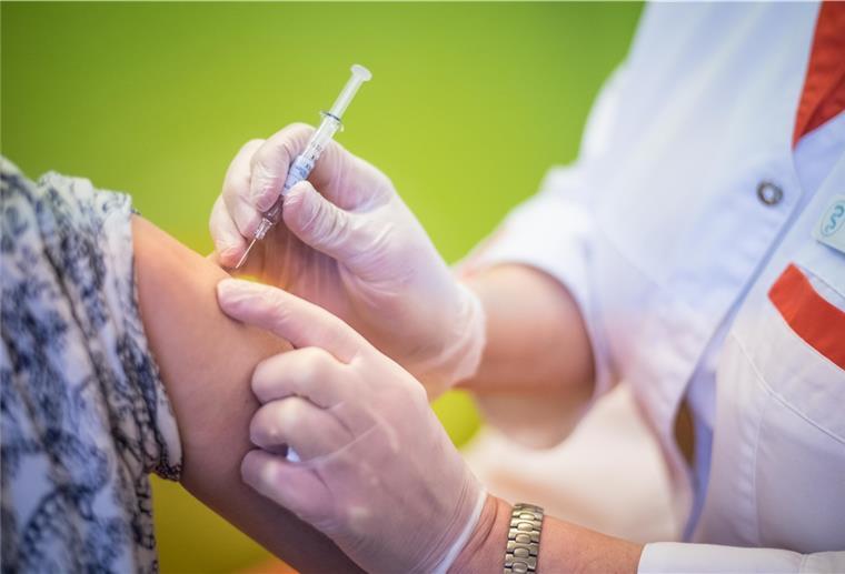 Bremerhaven: Hausärzte starten mit dem Impfen Die Hausärzte beginnen nach Ostern mit dem Impfen gegen das Coronavirus. Bislang impfen nur die Impfzentren und mobile Impfteams.
