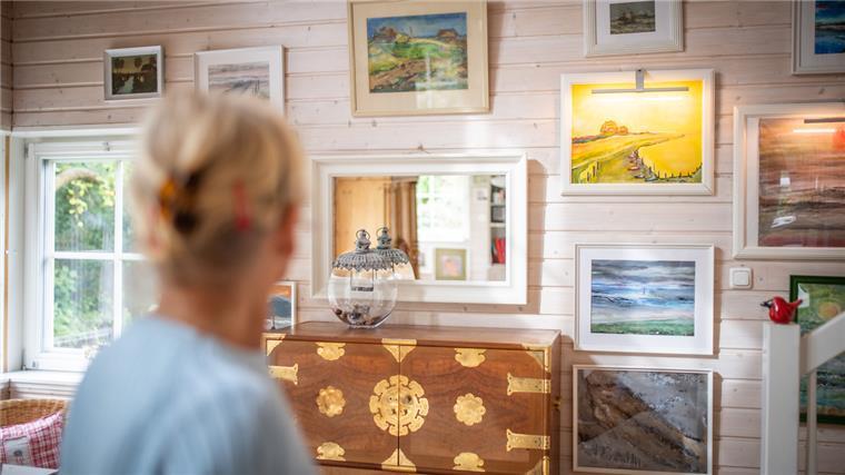 Tiny Living: Das große Glück im kleinen Schwedenhaus Die Hausbesitzerin malt ihre Bilder selbst. Die Kommode hat sie aus Taiwan.