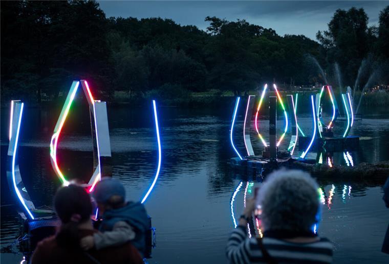 Kein Geld! Lichternacht im Speckenbütteler Park fällt aus Hier ein Foto vom vergangenen Jahr mit einer Lichtinstallation des Künstlers Malte Kebbe im Speckenbütteler Park