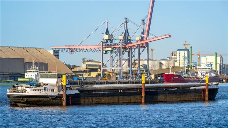 Die Havarien der Huntebrücke 2024 hatte auch Konsequenzen für den Hafen Brake. (Archivbild)