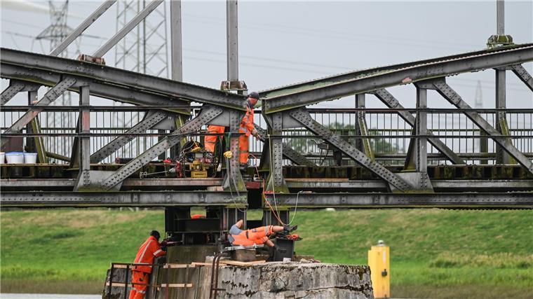 Die Havarien der Huntebrücke hatte 2024 für drei Häfen in Niedersachsen Folgen. (Archivbild)