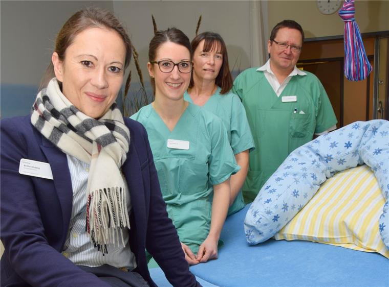Die Hebammen, die in der Helios-Klinik arbeiten, tun dies ab sofort nicht mehr als Freiberuflerinnen, sondern als Angestellte. Das Foto zeigt (von links) Klinikgeschäftsführerin Birthe Kirberg, Sarai Wosnik, Ines Bohnhoff (beide Hebammen) und Chefarzt Dr. Wolfgang Pritze.