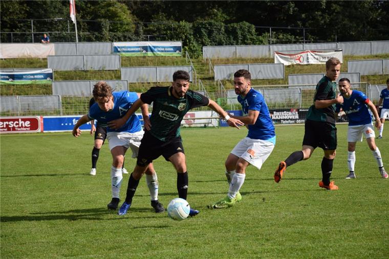 Die Heeslinger Spieler kämpften im Stadion am Bischofsholer Damm um jeden Ball – und gingen am Ende als neuer Spitzenreiter vom Platz. Hier setzt sich Enes Acarbay energisch gegen zwei Arminen durch, Darvin Stüve (rechts) lauert schon auf das Zuspiel. 