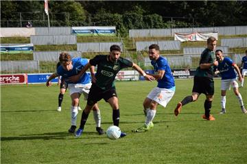 Die Heeslinger Spieler kämpften im Stadion am Bischofsholer Damm um jeden Ball – und gingen am Ende als neuer Spitzenreiter vom Platz. Hier setzt sich Enes Acarbay energisch gegen zwei Arminen durch, Darvin Stüve (rechts) lauert schon auf das Zuspiel. 
