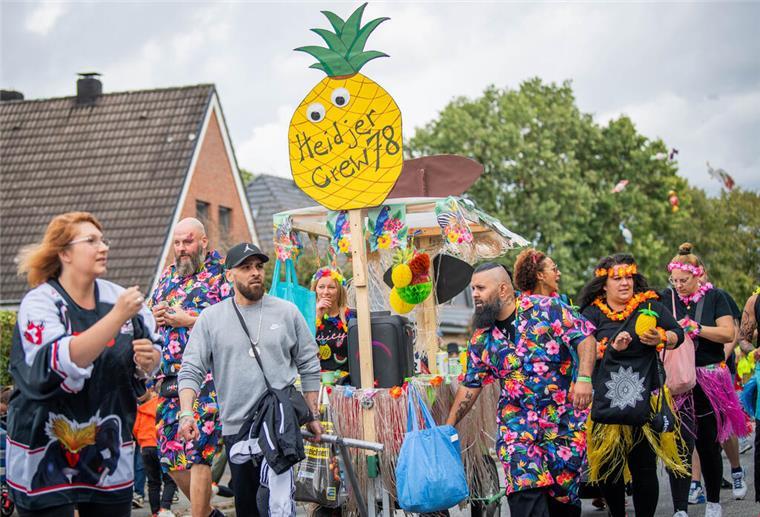 Die Heidjer-Crew 78 präsentiert sich beim Heidjerfest-Umzug in Hawaii-Laune.