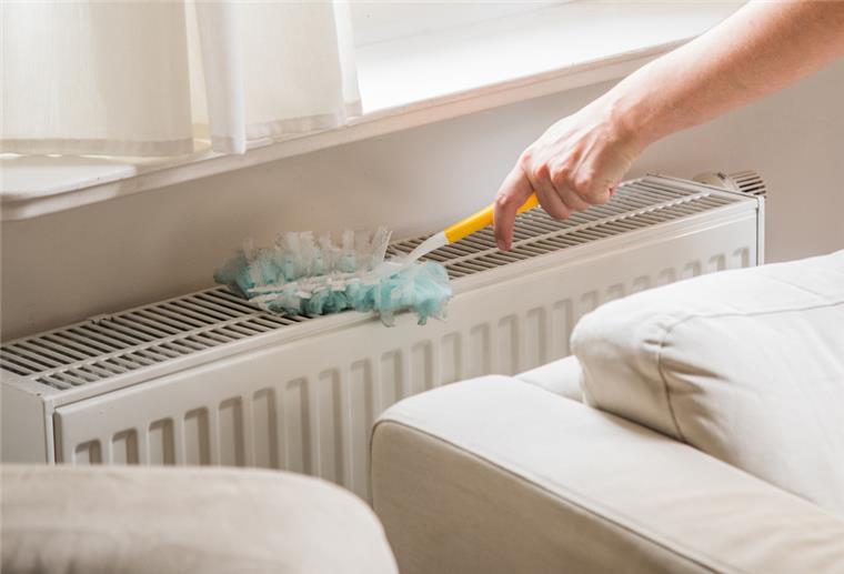 Energiesparen: Staub auf Heizkörpern kann Wärmeabgabe reduzieren Heizkörper abstauben