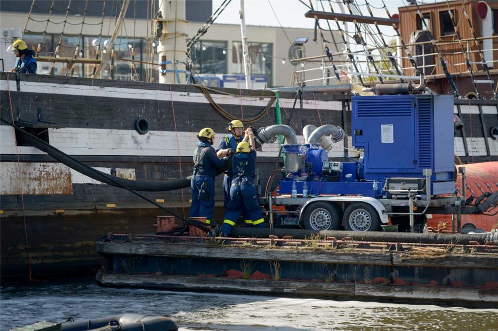 Die Helfer kümmern sich an der „Seute Deern“ um die Pumpen. Foto: Schimanke